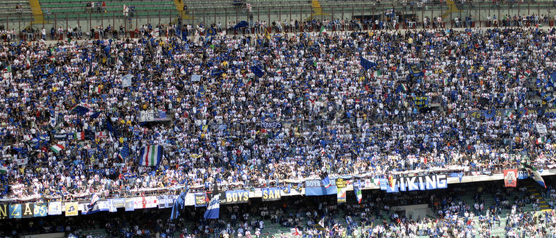 國米北看臺：本次德比沒(méi)有編排大型Tifo，將發(fā)放6500面藍黑色旗幟